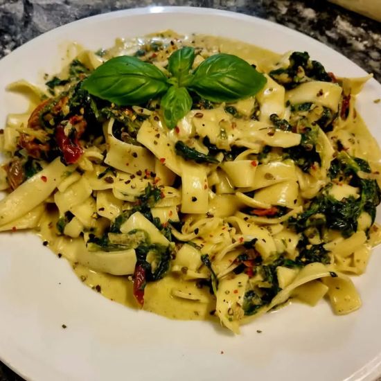 Tagliatelle z suszonymi pomidorami