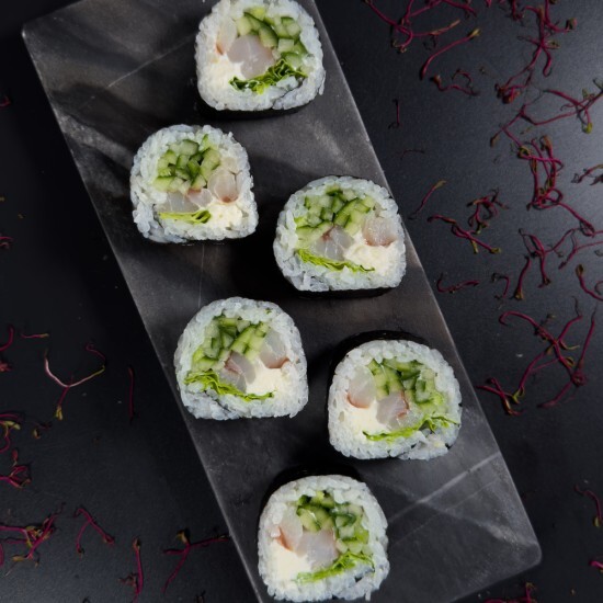 Futomaki z tilapią i sałatką