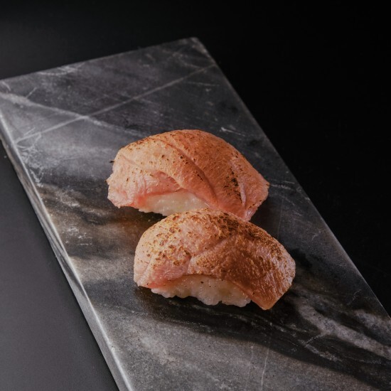 Nigiri z opalanym tuńczykiem