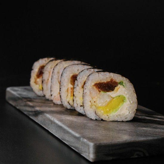 Futomaki z krewetkami i mango