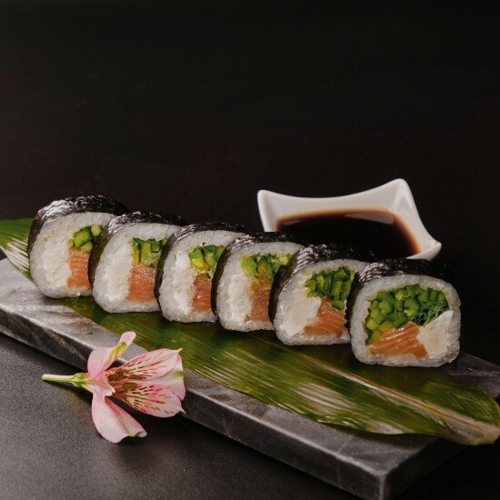 Futomaki z łososiem i sałatką