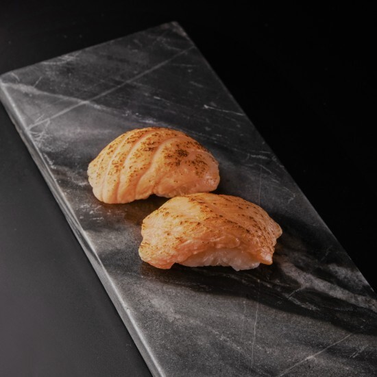 Nigiri z opalanym łososiem