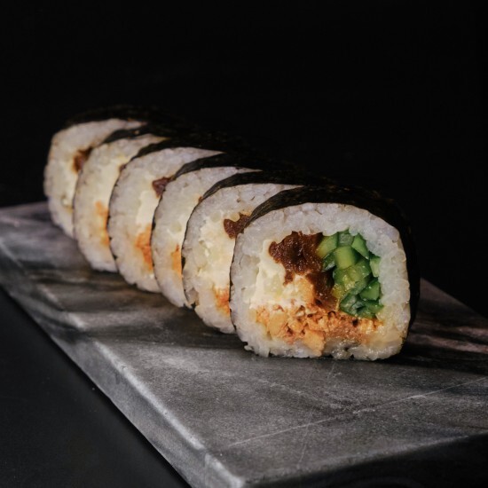 Futomaki z pieczonym łososiem