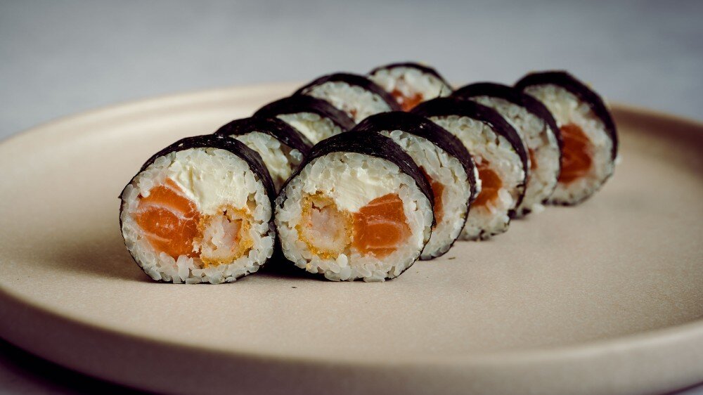 Futomaki z Łososiem i Serkiem Philadelphia