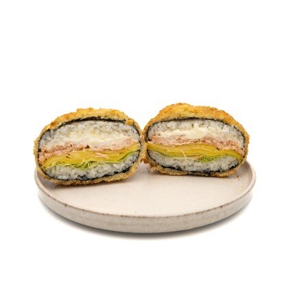 Sushi-burger z delikatnym grillowanym łososiem i mango