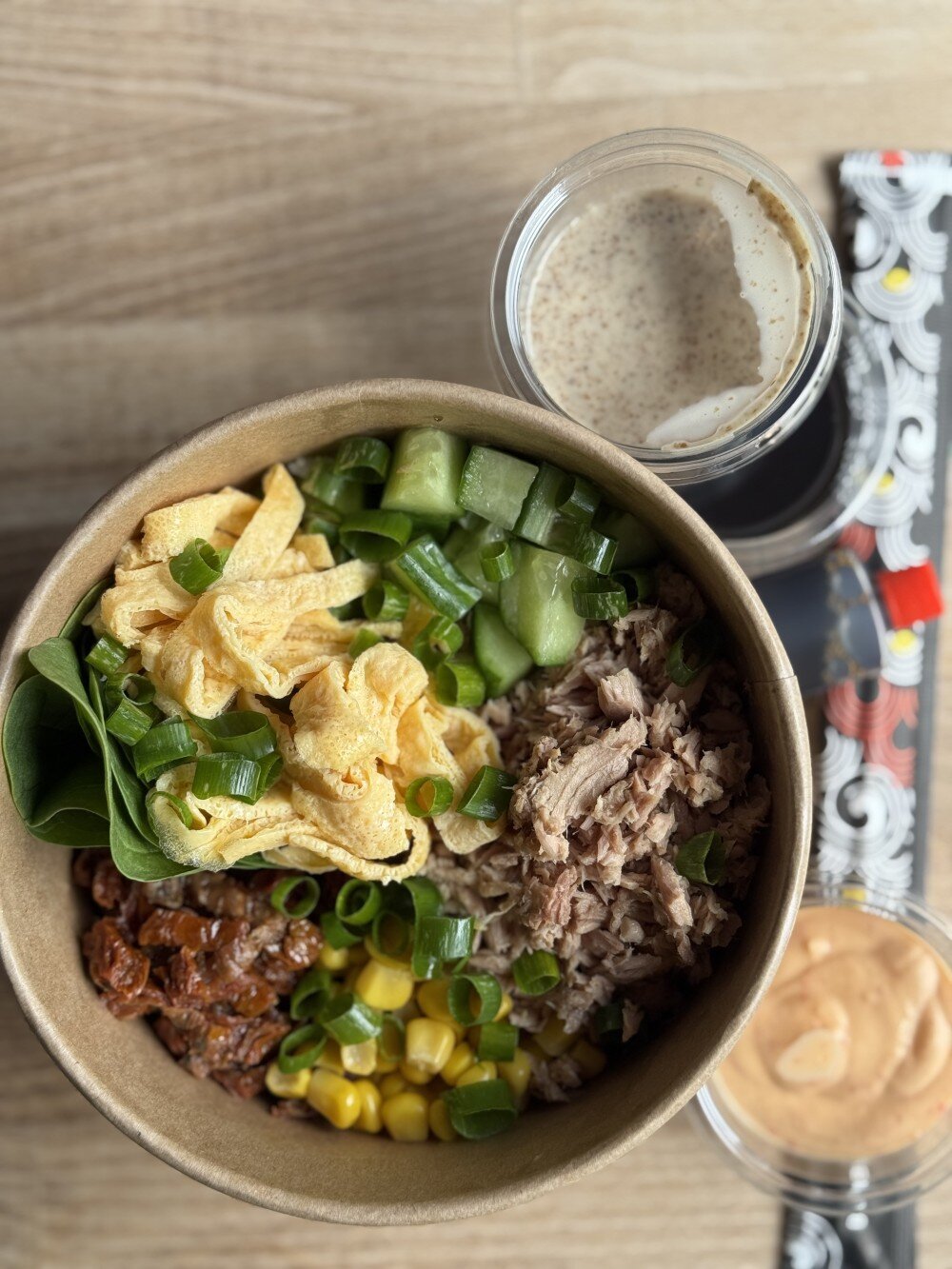 Poke Bowl z tuńczykiem z zestawem sosów