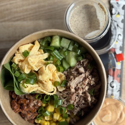 Poke Bowl z tuńczykiem z zestawem sosów