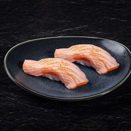 Nigiri łosoś opalany 2szt.